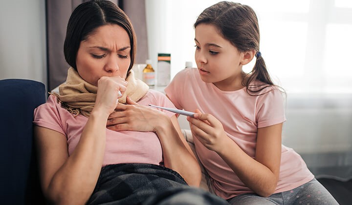 Frau putzt die Nase Frau putzt die Nase