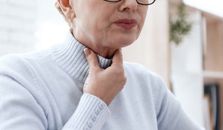 Frau mit Schluckbeschwerden Halsschmerzen Schluckbeschwerden